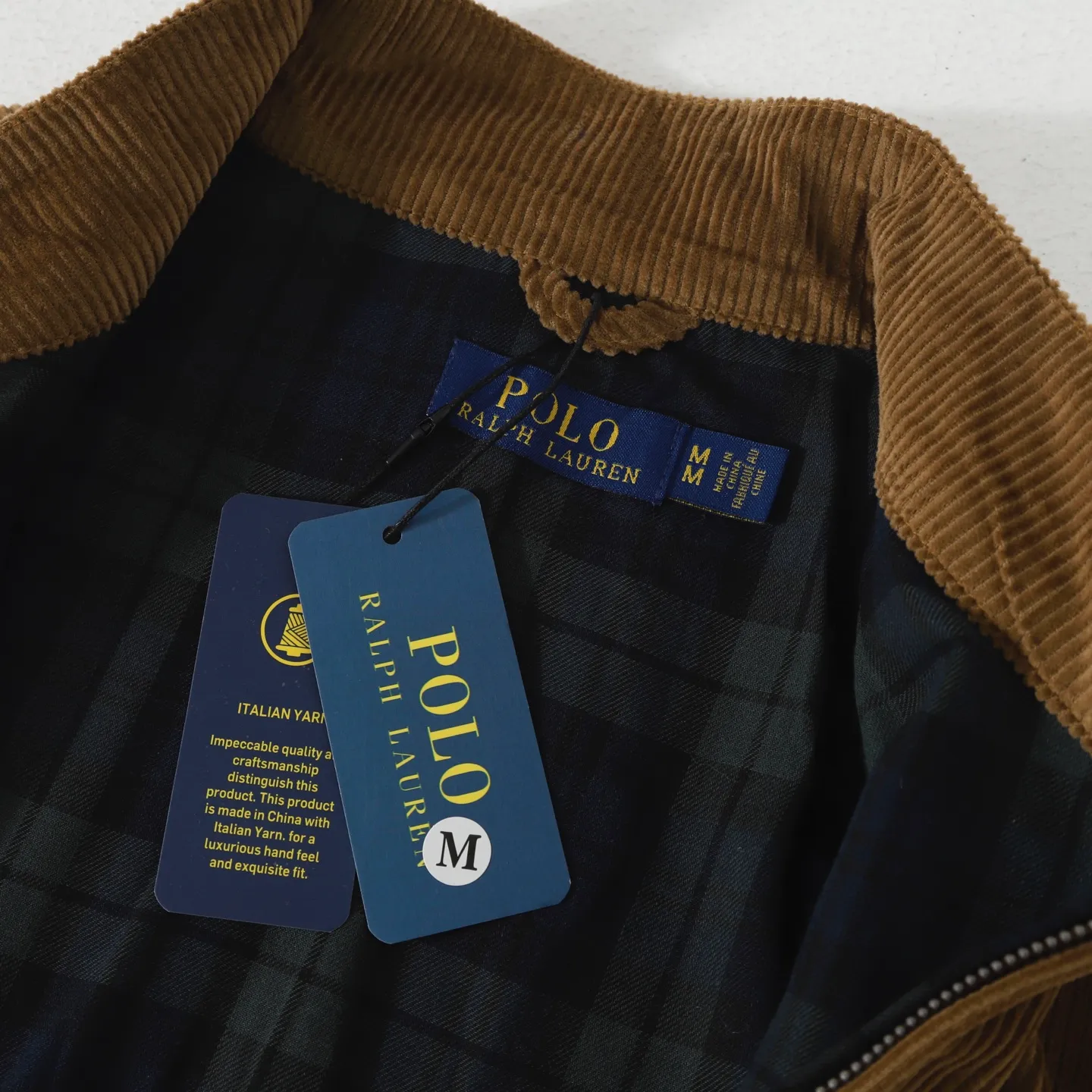 P350 #R24 Ralph Lauren Corduroy Jacket Embroidered Pony Jacket Old Money Style Old Cadre Style Harrington Jacket The interior is made of Scottish plaid fabric, autumnal corduroy material, plus their classic khaki color - three major elements to add to the classic veteran silhouette, retro corduroy fabric. Don’t miss it if you go for the retro route. The same style for men and women, Bai Baihe, is a hit on many star tops from Xiaohongshu! The classic Wellington-style custom-woven corduroy fabric has a delicate, smooth and thick inner plaid lining and uses TALON zippers! It has a retro movie fashion feel in itself! The fit is loose but not baggy. The size is just right and not too picky. The dropped shoulder design modifies the shoulders without making them look bulky. This silhouette is a style that will never go out of style after being worn for a long time. The upper body is also very durable and recognizable. The loose and reasonable version can be worn by both men and women. It is easy to create a clean and refreshing boyish look. Color: Brown, Navy Blue, Black Size: M /L /XL /XXL Length: 68/70/72/74 Bust: 122/126/130/134 Shoulder width: 53/54/55/56 Sleeve length: 65/66/67/68
